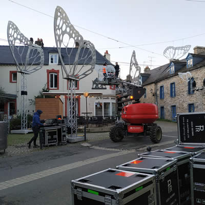 Préparation des illuminations de Noël à La Gacilly