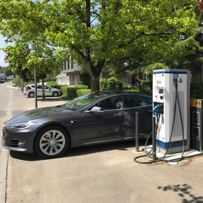 Borne de charge de la mairie, rue de l'Hôtel de ville
