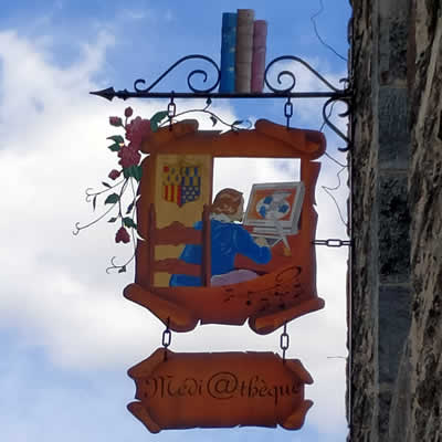 Enseigne de la médiathèque, rue Montauban, La Gacilly