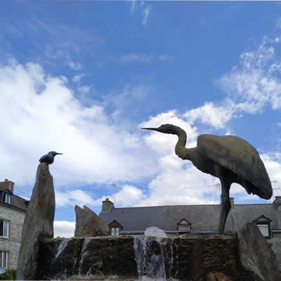 La Fontaine aux oiseaux face à la médiathèque de La Gacilly