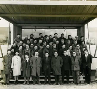Le personnel de l'entreprise Privas devant l'usine à La Gacilly en 1964
