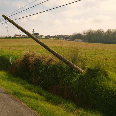 Poteau téléphonique en bois penché