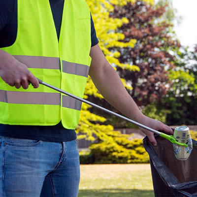 Ramassage des déchets dans la rue, La Gacilly
