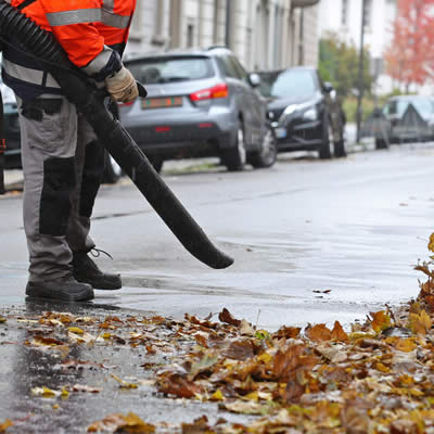 Souflage des feuilles dans les rues à La Gacilly