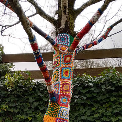 Habit d'arbre en tricot, rue La Fayette La Gacilly