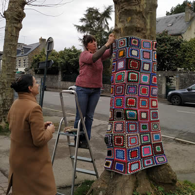 Habillage des arbres à La Gacilly